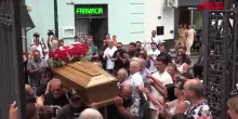 Operai morti a Napoli, a Secondigliano i funerali di Luigi Romano. La sorella: "Dovevano proteggerli con imbragature"