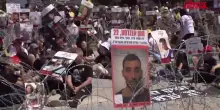 Israele, nuovamente in piazza i familiari degli ostaggi: la protesta simbolica dietro un filo spinato