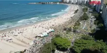 Brasile, i sostenitori dellex presidente Bolsonaro protestano sulla spiaggia di Copacabana