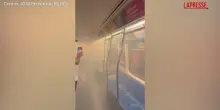New York, fiamme e fumo su un treno carico di pendolari: il video di un passeggero