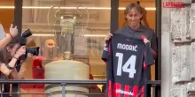 Milan, Modric saluta e lancia magliette dallo store ufficiale: le immagini dei tifosi in delirio