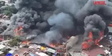 Filippine, enorme incendio in zona residenziale di Manila
