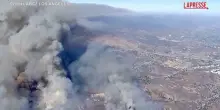 Los Angeles, fiamme a nord della città: le immagini aeree dei pompieri, migliaia gli evacuati