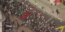Gaza, migliaia in marcia a Londra contro la guerra: "Dal fiume al mare, la Palestina sarà libera"
