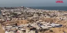 Gaza, l’arrivo di un camion che trasporta acqua potabile