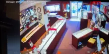 Usa, ladri rapinano una gioielleria in 90 secondi e portano via 2 milioni di dollari: il video