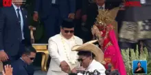 Indonesia, il presidente Prabowo Subianto balla con la folla per la festa dellIndipendenza