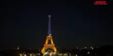 Parigi, la Tour Eiffel si illumina di giallo e azzurro per rendere omaggio allUcraina