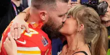Chi è Travis Kelce, la star del football che sposerà Taylor Swift