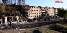 Ucraina, gli attacchi russi su Zaporizhzhia: le immagini della devastazione tra i residenti