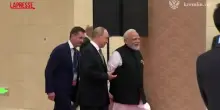 Putin e Modi mano nella mano al vertice Sco 2025
