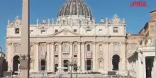 Vaticano, drappi con immagini Acutis e Frassati esposti in piazza San Pietro