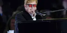 Elton John, la passione per l’oro e la rotula diventata collana