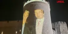 Trump a Londra, la foto con Epstein proiettata sul Castello Windsor