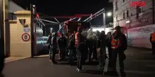 Francia, sciopero a Parigi: manifestanti bloccano un deposito di autobus