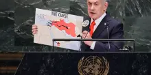 Netanyahu all’Onu tra i fischi. Il discorso coi cartelli: “A Gaza nessun genocidio, fame perché Hamas ruba il cibo”