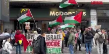 Milano, Pro Pal contro McDonalds: “Boicottiamo chi sostiene Israele”