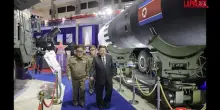 Corea del Nord, Kim in visita a esposizione di armi