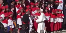 Papa Leone XIV saluta i “piccoli cardinali” di Chicago: le immagini