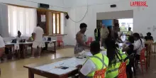 Seychelles, il paese al ballottaggio per eleggere il presidente: le immagini dai seggi