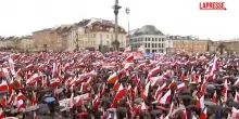 Polonia, opposizione in piazza per chiedere le dimissioni di Tusk: le immagini