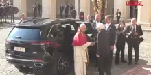 Papa Leone arrivato al Quirinale, accolto da Mattarella