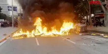 Barcellona, manifestazione pro Pal si trasforma in guerriglia: incendi e vetrine rotte
