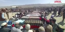 Afghanistan, folla ai funerali dei giocatori di cricket vittime dei bombardamenti pakistani