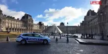 Furto al Louvre, i parigini sui due fermi: &ldquo;L&rsquo;importante &egrave; ritrovare i gioielli&rdquo;