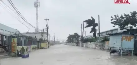 Giamaica, luragano Melissa allaga le strade di Kingston