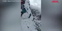 Tormenta di neve in Nepal: 162 escursionisti in difficoltà salvati dalla polizia