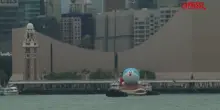Hong Kong, giganteschi gonfiabili di Labubu e Doraemon fanno la loro parata finale sul mare