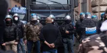 Cagliari, tensioni a corteo anti-Casapound: polizia usa idranti contro manifestanti
