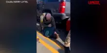 Usa, agente dellimmigrazione picchia uomo immobilizzato tra le proteste della folla: il video
