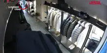 Torino, furto in negozio in centro: il video della spaccata