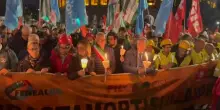 Crollo Torre dei Conti, a Roma la fiaccolata in memoria dell’operaio morto