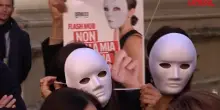 Violenza donne, giornaliste in piazza a Roma con lo slogan “Non con la mia faccia”
