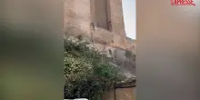 Torre dei Conti, operai cercano di fuggire dopo il primo crollo: il video