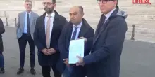 Giustizia, i senatori di opposizione depositano le firme per il referendum: “Difendiamo la Costituzione”