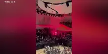 Parigi, interrotto con fumogeni il concerto della Filarmonica dIsraele