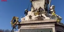 Torino, monumento a Cavour ricoperto di teli termici dagli attivisti di Extinction Rebellion