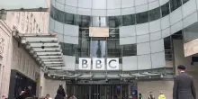 Bbc, i vertici della tv britannica si dimettono: accuse di modifica ingannevole di un discorso di Trump