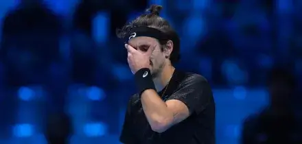 Australian Open 2026, Musetti si fa male e si ritira: Djokovic in semifinale