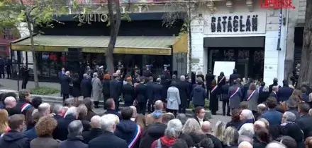 Attentati Parigi 2015, Macron e Hidalgo al Bataclan: le immagini della commemorazione