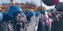 No Meloni Day, scontri studenti-polizia al corteo a Bologna