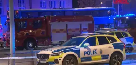 Svezia, a Stoccolma bus si schianta contro pensilina: larrivo dei soccorsi