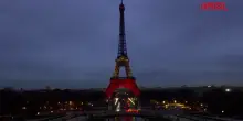 Bataclan, 10 anni dopo la Torre Eiffel si illumina con i colori della bandiera