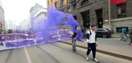 Studenti in corteo a Milano: bruciati cartelli davanti a uffici Comune