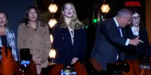Parigi, Léa Seydoux accende le luci natalizie sugli Champs-Élysées: le immagini