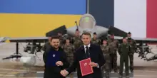 Ucraina, Macron e Zelensky firmano accordo su difesa aerea: Kiev comprerà 100 caccia Rafale – La diretta